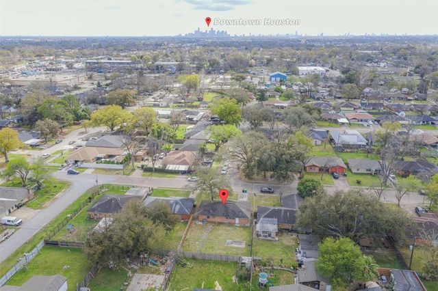 723 E Spreading Oak Drive, Houston, TX 77076