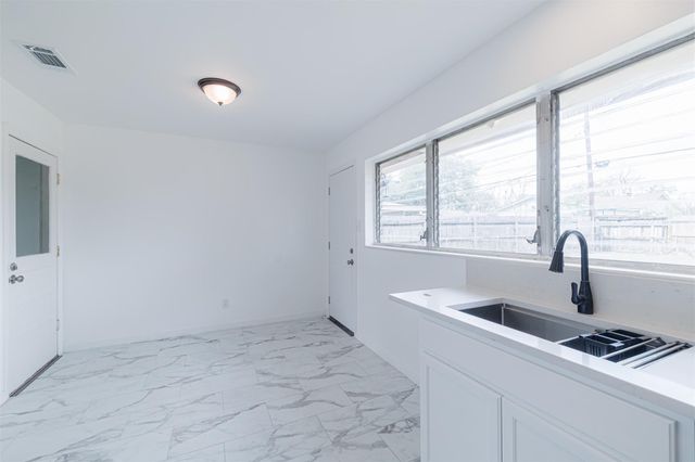 723 E Spreading Oak Drive, Houston, TX 77076