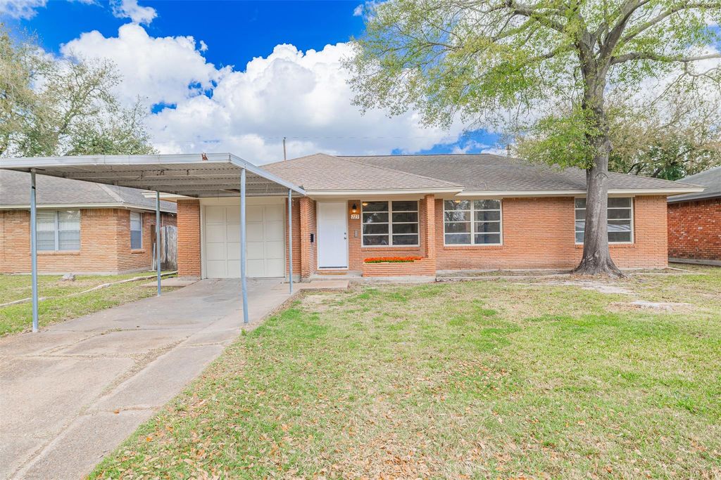 723 E Spreading Oak Drive, Houston, TX 77076