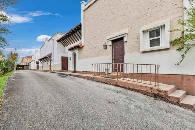 2744 Briarhurst Drive 51, Houston, TX 77057