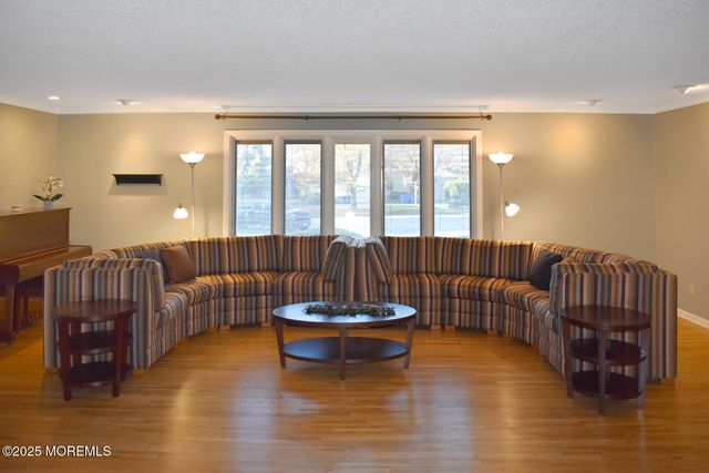 527 Eagle Point Drive, Toms River, NJ 08753