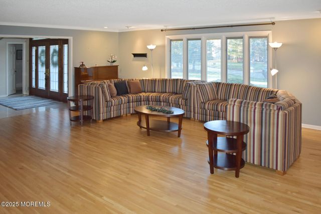 527 Eagle Point Drive, Toms River, NJ 08753