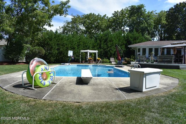 527 Eagle Point Drive, Toms River, NJ 08753