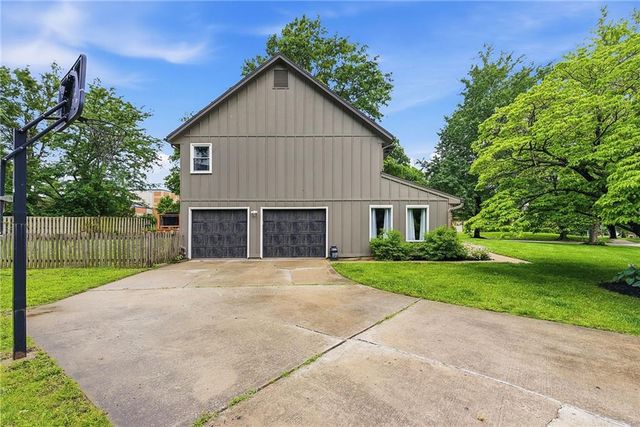 2229 W 121st Street, Leawood, KS 66209