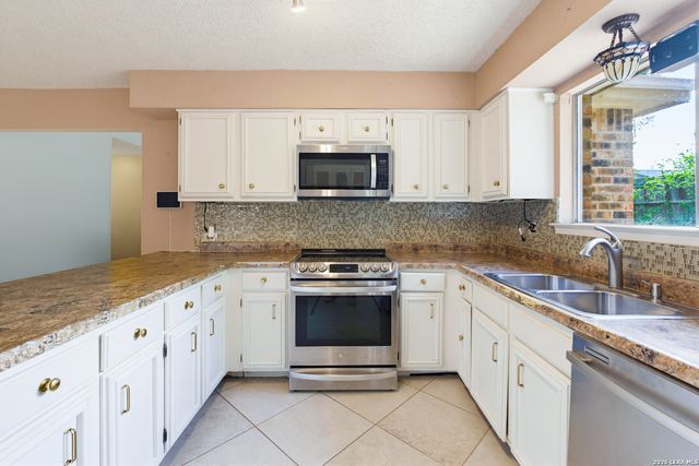 6430 RIDGE FOREST DR, San Antonio, TX 78233