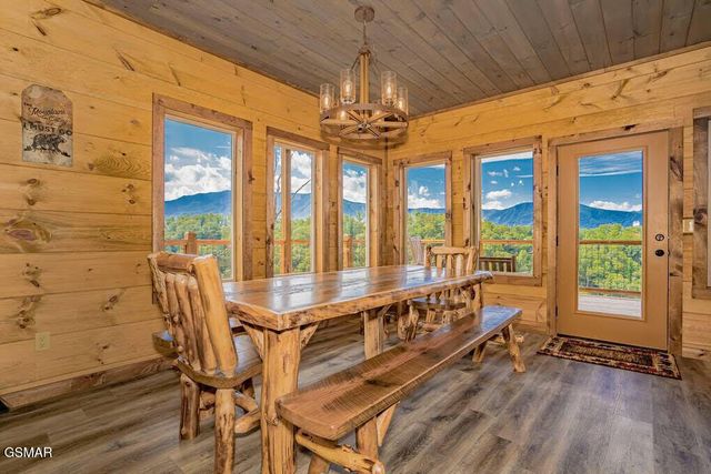 859 Sourwood Drive, Gatlinburg, TN 37738