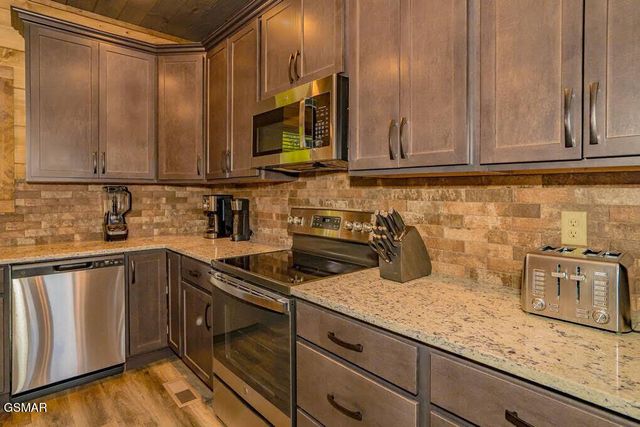 859 Sourwood Drive, Gatlinburg, TN 37738