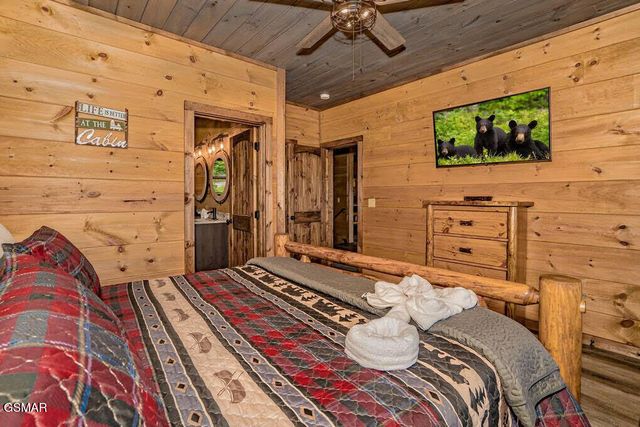 859 Sourwood Drive, Gatlinburg, TN 37738