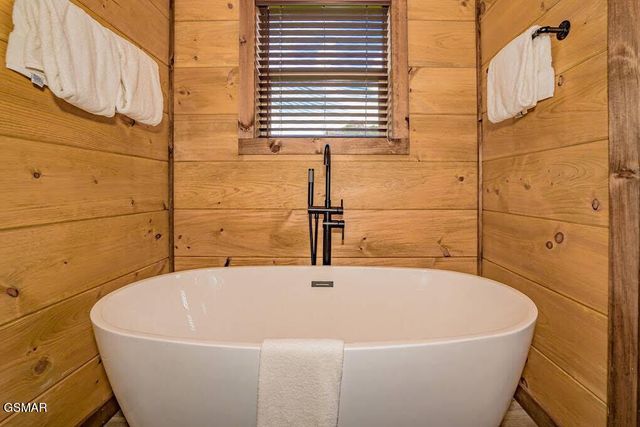 859 Sourwood Drive, Gatlinburg, TN 37738