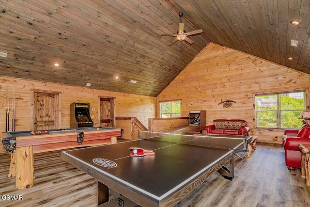 859 Sourwood Drive, Gatlinburg, TN 37738