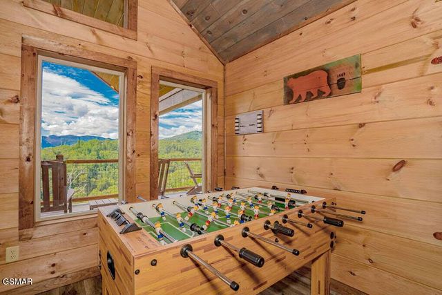 859 Sourwood Drive, Gatlinburg, TN 37738