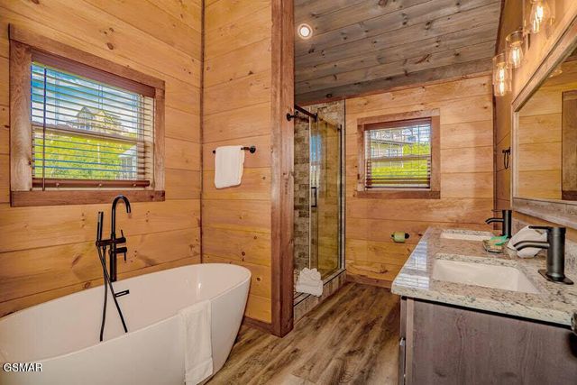 859 Sourwood Drive, Gatlinburg, TN 37738