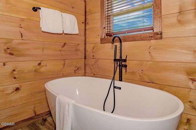 859 Sourwood Drive, Gatlinburg, TN 37738