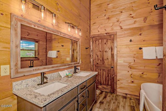 859 Sourwood Drive, Gatlinburg, TN 37738