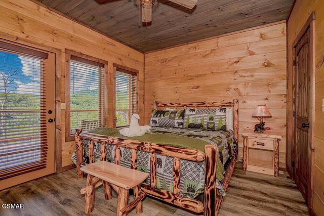 859 Sourwood Drive, Gatlinburg, TN 37738