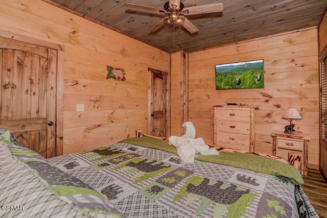 859 Sourwood Drive, Gatlinburg, TN 37738