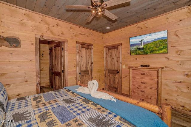 859 Sourwood Drive, Gatlinburg, TN 37738