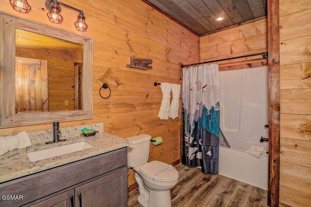 859 Sourwood Drive, Gatlinburg, TN 37738