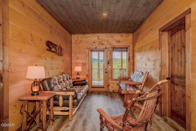 859 Sourwood Drive, Gatlinburg, TN 37738