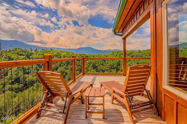 859 Sourwood Drive, Gatlinburg, TN 37738