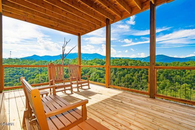 859 Sourwood Drive, Gatlinburg, TN 37738