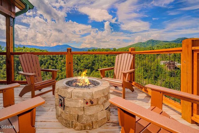 859 Sourwood Drive, Gatlinburg, TN 37738