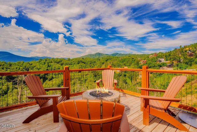859 Sourwood Drive, Gatlinburg, TN 37738