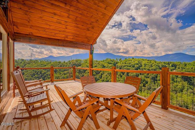 859 Sourwood Drive, Gatlinburg, TN 37738