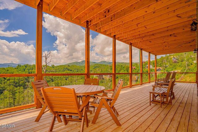 859 Sourwood Drive, Gatlinburg, TN 37738