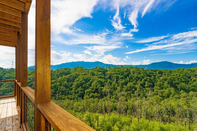 859 Sourwood Drive, Gatlinburg, TN 37738