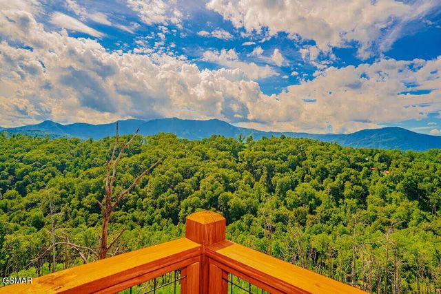 859 Sourwood Drive, Gatlinburg, TN 37738