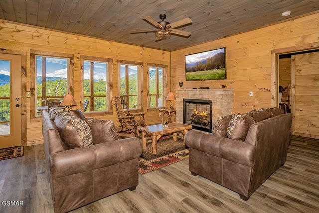 859 Sourwood Drive, Gatlinburg, TN 37738