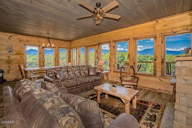 859 Sourwood Drive, Gatlinburg, TN 37738