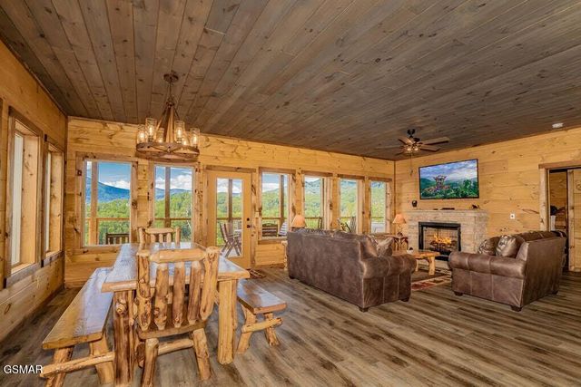 859 Sourwood Drive, Gatlinburg, TN 37738