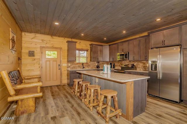 859 Sourwood Drive, Gatlinburg, TN 37738