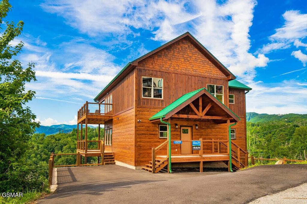 859 Sourwood Drive, Gatlinburg, TN 37738