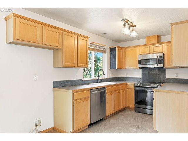 196 S 72ND St, Springfield, OR 97478