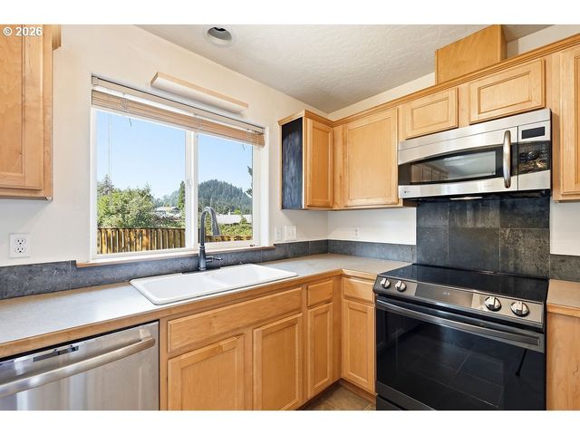 196 S 72ND St, Springfield, OR 97478