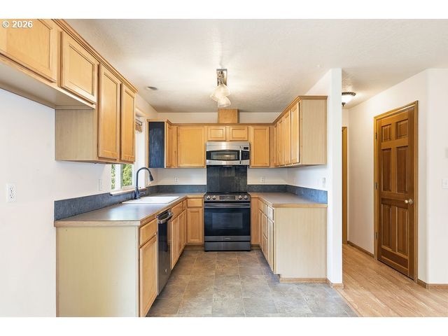 196 S 72ND St, Springfield, OR 97478