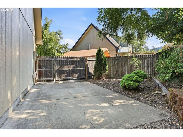 196 S 72ND St, Springfield, OR 97478
