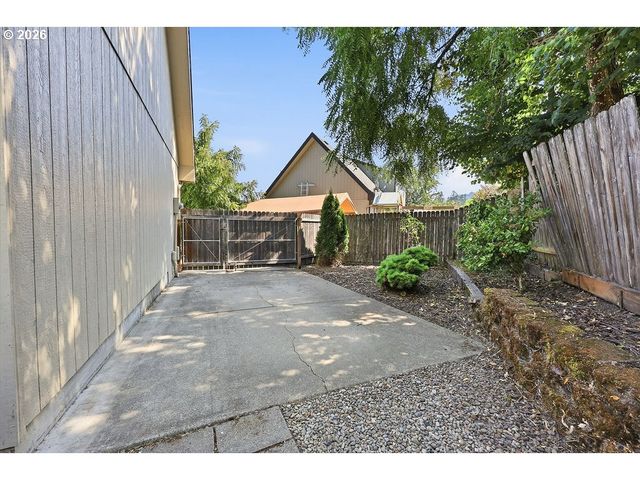 196 S 72ND St, Springfield, OR 97478