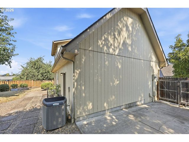 196 S 72ND St, Springfield, OR 97478