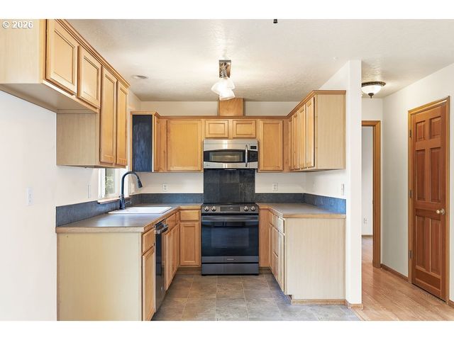 196 S 72ND St, Springfield, OR 97478
