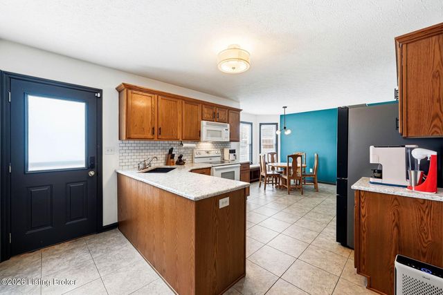 6627 Sun Ray Dr, Louisville, KY 40272