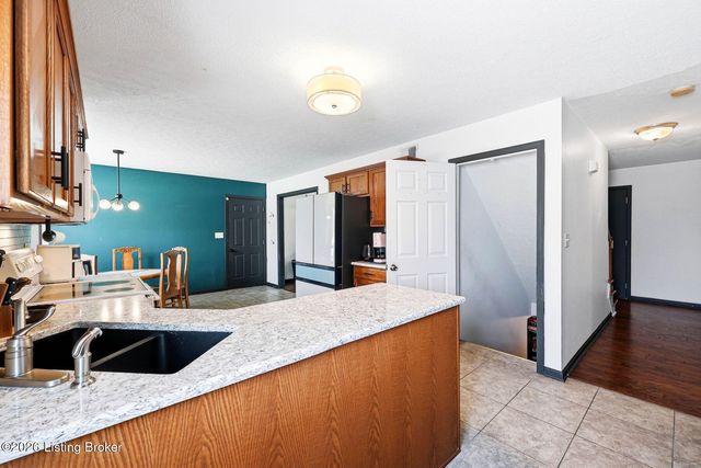 6627 Sun Ray Dr, Louisville, KY 40272