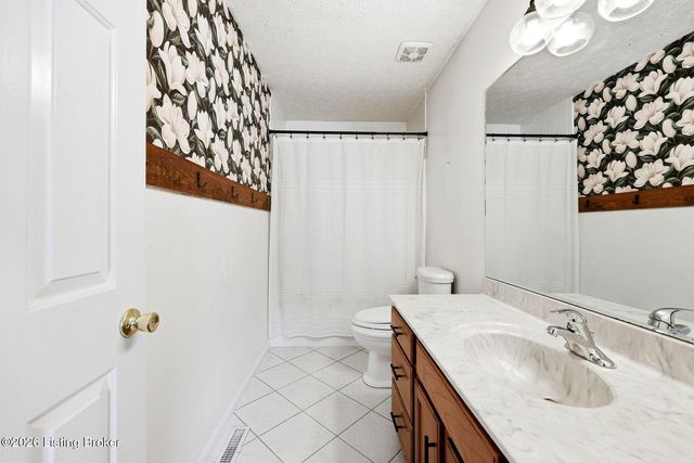 6627 Sun Ray Dr, Louisville, KY 40272