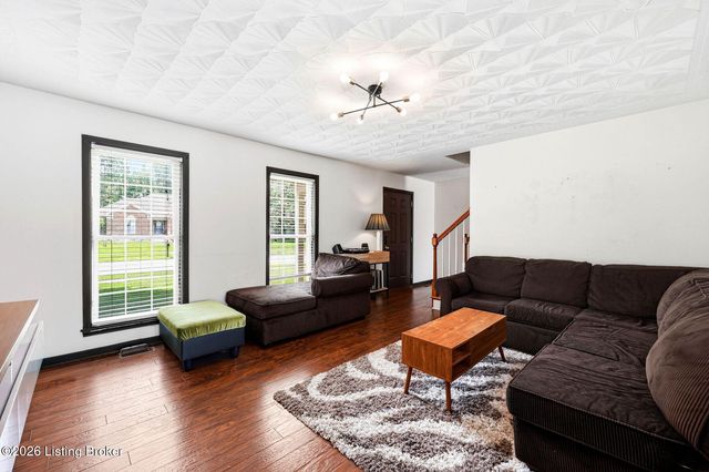 6627 Sun Ray Dr, Louisville, KY 40272