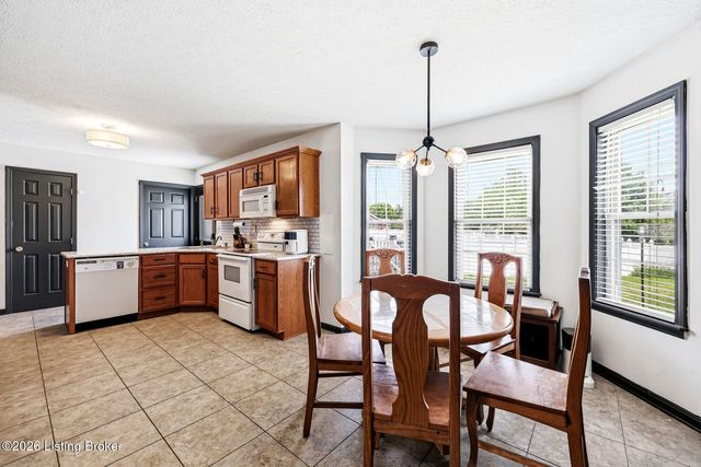 6627 Sun Ray Dr, Louisville, KY 40272