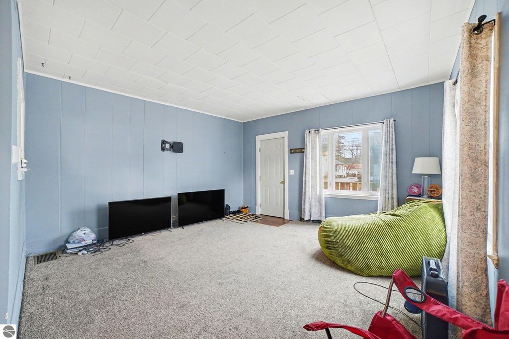 Image 14 of property listing at 214/216 N Pine Street, St Louis, MI 48880