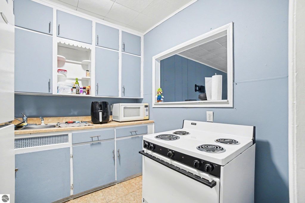 Image 16 of property listing at 214/216 N Pine Street, St Louis, MI 48880